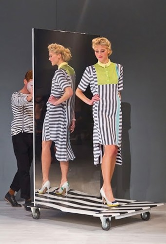 steffi b&amp;uuml;hlmaier steffibuehlmaier - kiesel - art project - fashion performance - models with mirror stage element