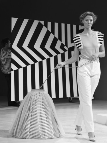 steffi b&amp;uuml;hlmaier steffibuehlmaier - kiesel - art project - fashion performance - model in front of stage element